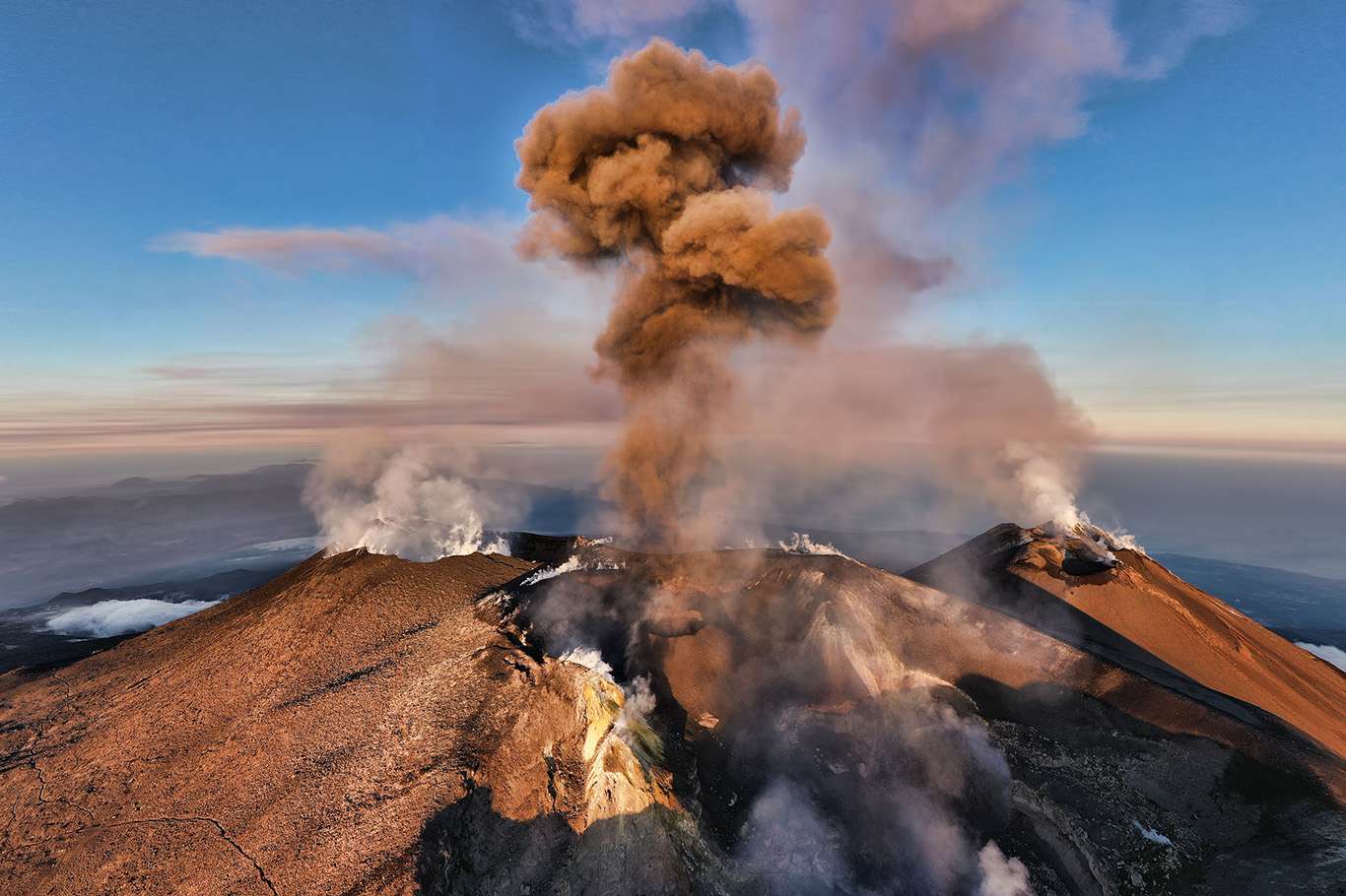 Etna Yanardağı yeniden faaliyete geçti Etna Yanardağı yeniden faaliyete geçti